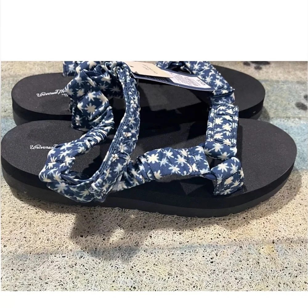 Universal Thread Floris Platform Sandals - Picture 2 of 6